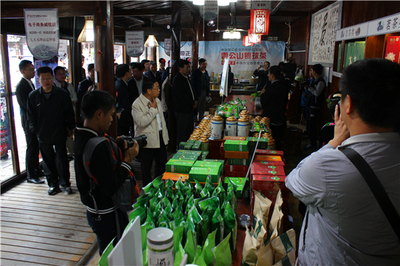 李飞跃走进西江苗寨特产旗舰店，推动互联网销售工艺品发展