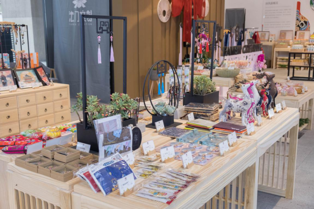 法门文创中心开启艺术新篇章，千余款文创产品引领工艺新风尚